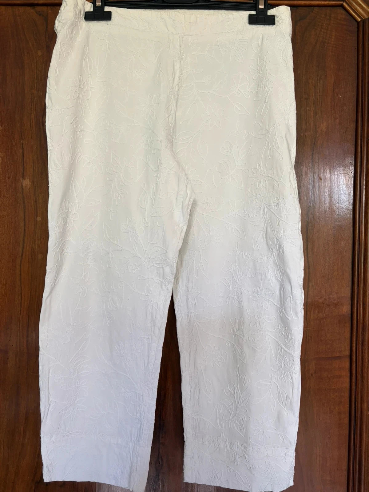 Joli pantalon blanc, motifs brodés